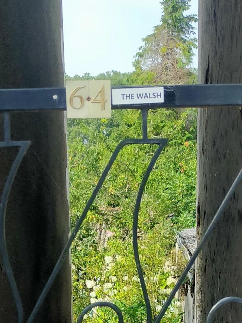 The Walsh Apartment Бурж Екстериор снимка